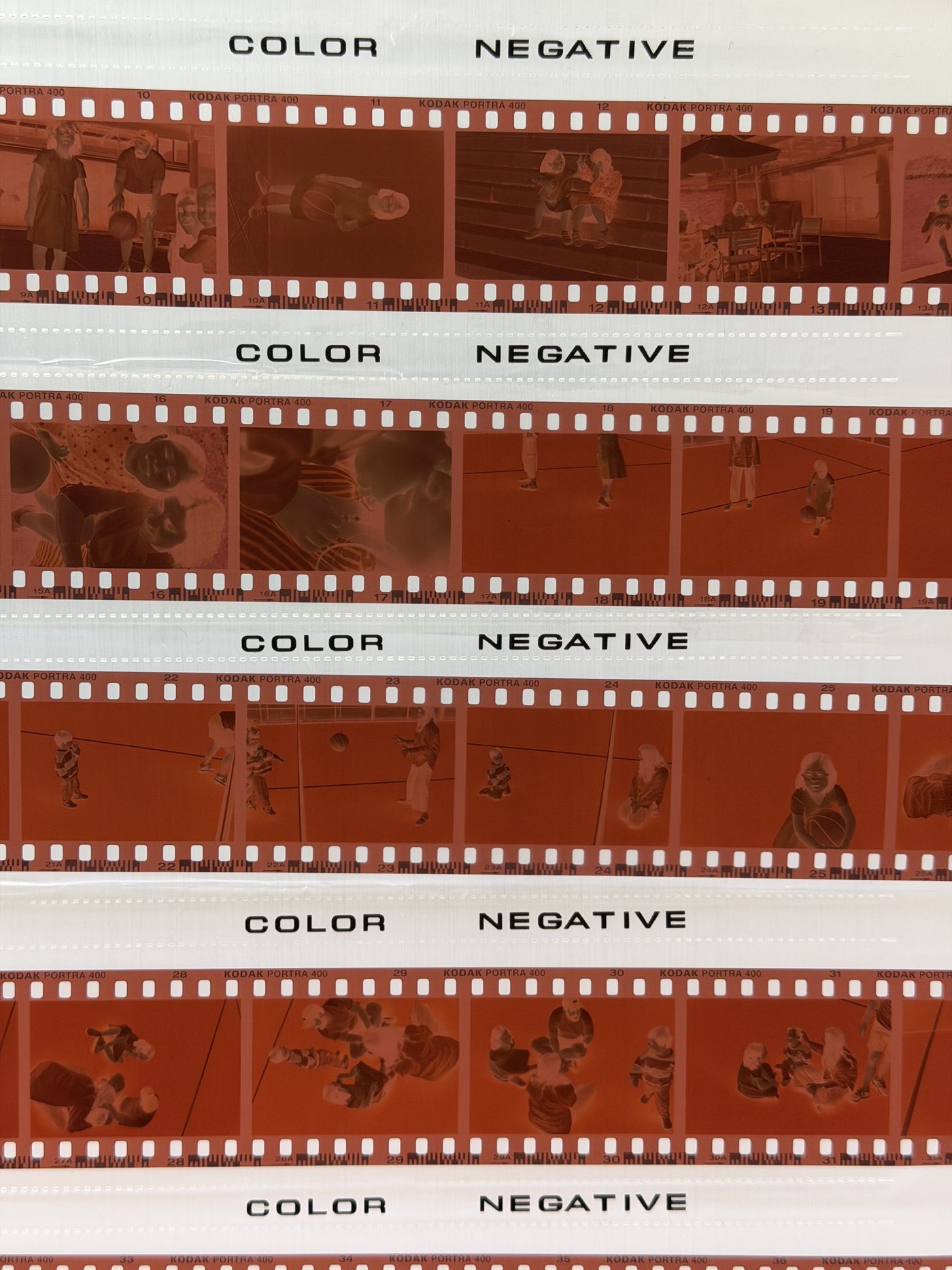 Tiras de negativo a color con varias escenas