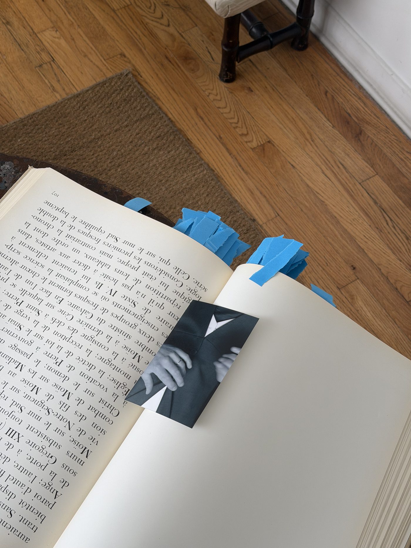 Libro abierto con cinta azul y una fotografía encima