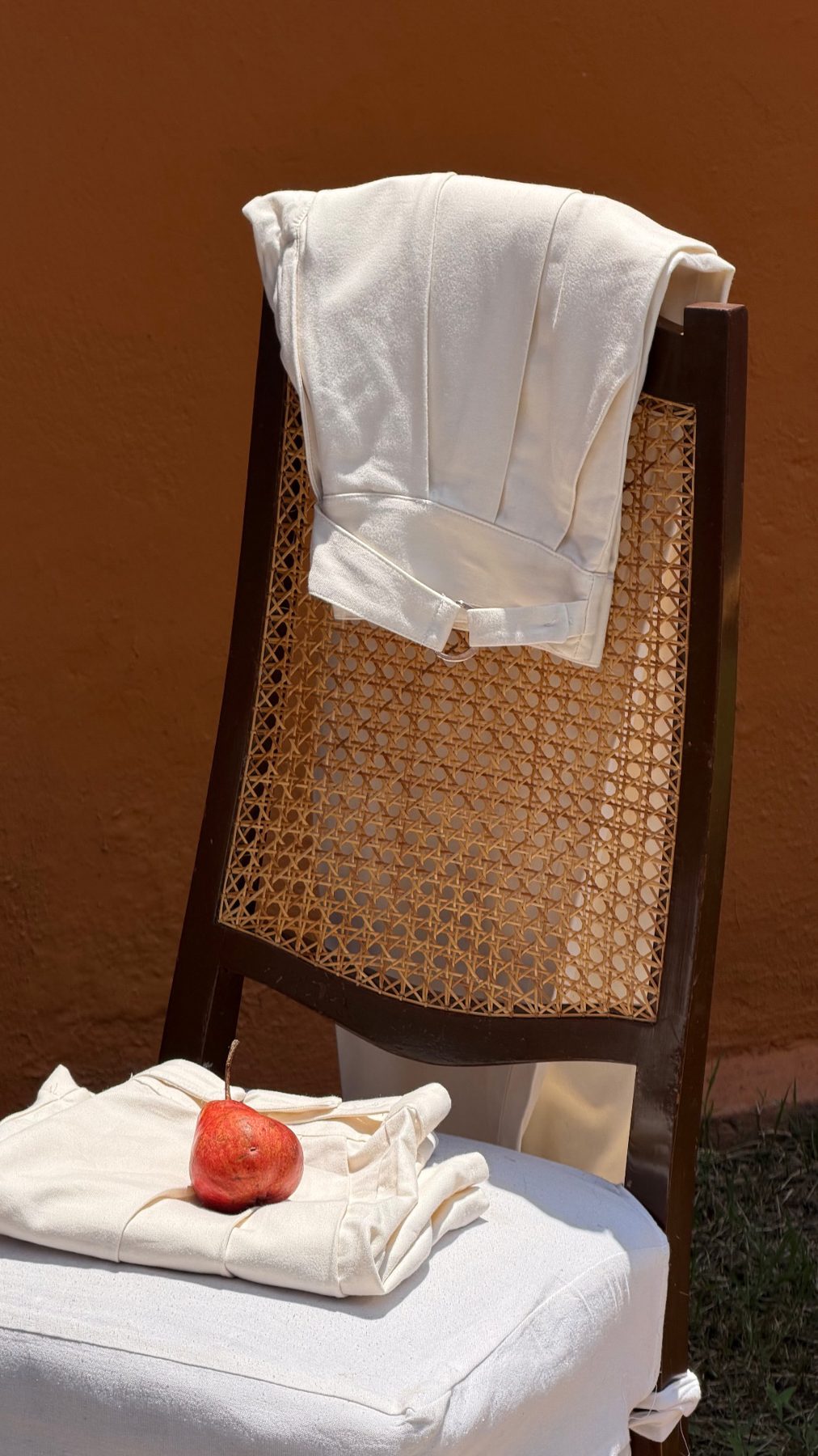 Silla con lino y una pera