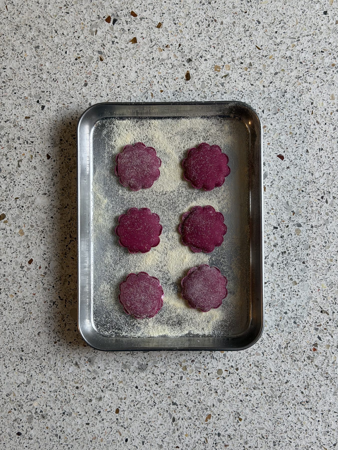 Galletas moradas sobre una charola