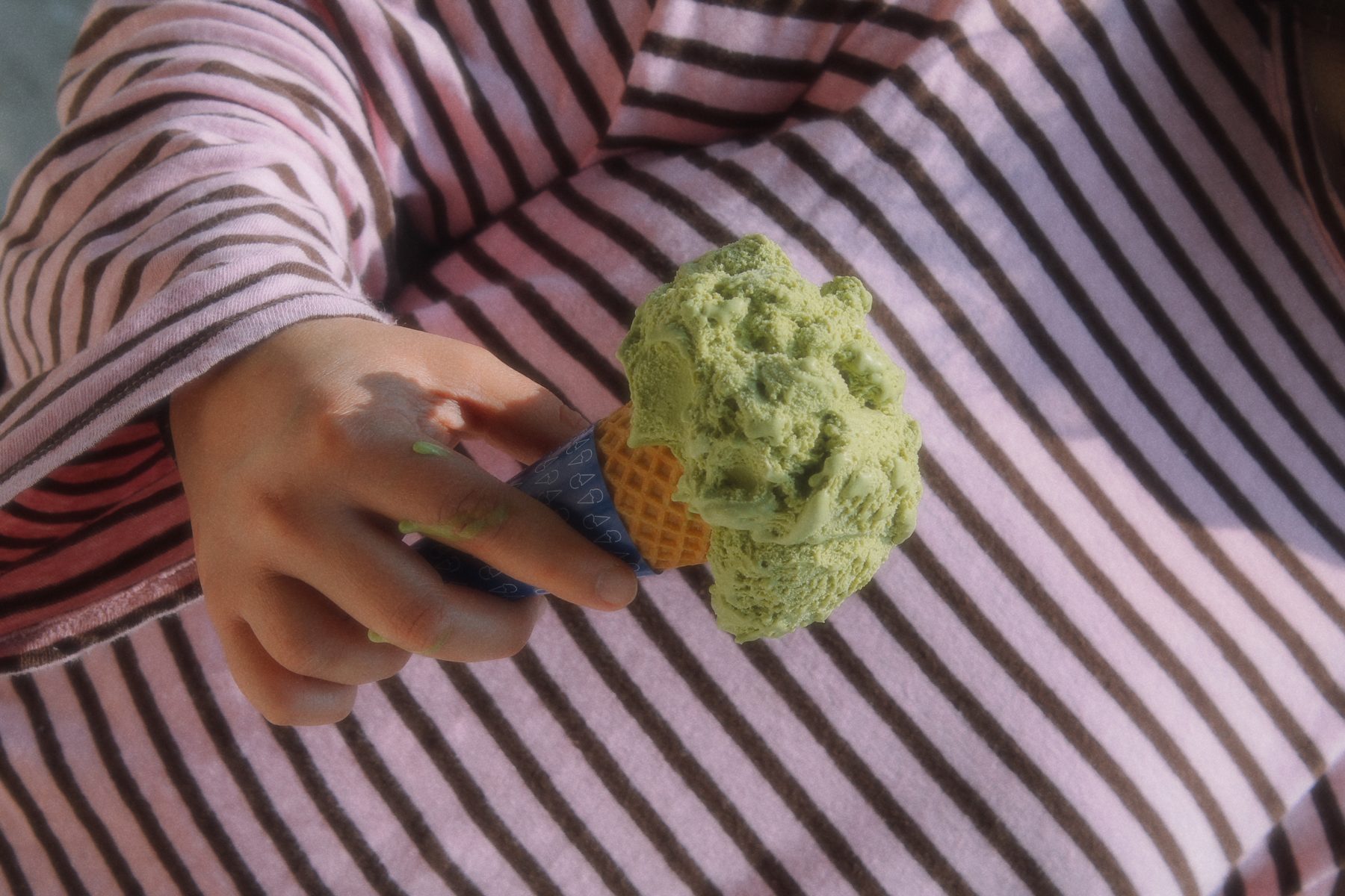 Mano con un helado de pistache